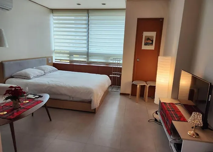 Cute And Cozy House - 5min To Sinsa Station, 1min To Garosugil *